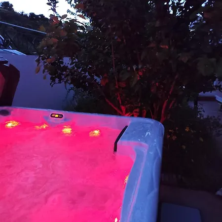 With Outdoor Jacuzzi וילה