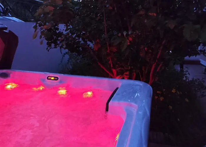 With Outdoor Jacuzzi Vilă