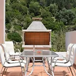 Vilă With Outdoor Jacuzzi