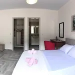Vilă With Outdoor Jacuzzi