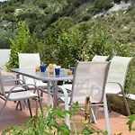 Vilă With Outdoor Jacuzzi